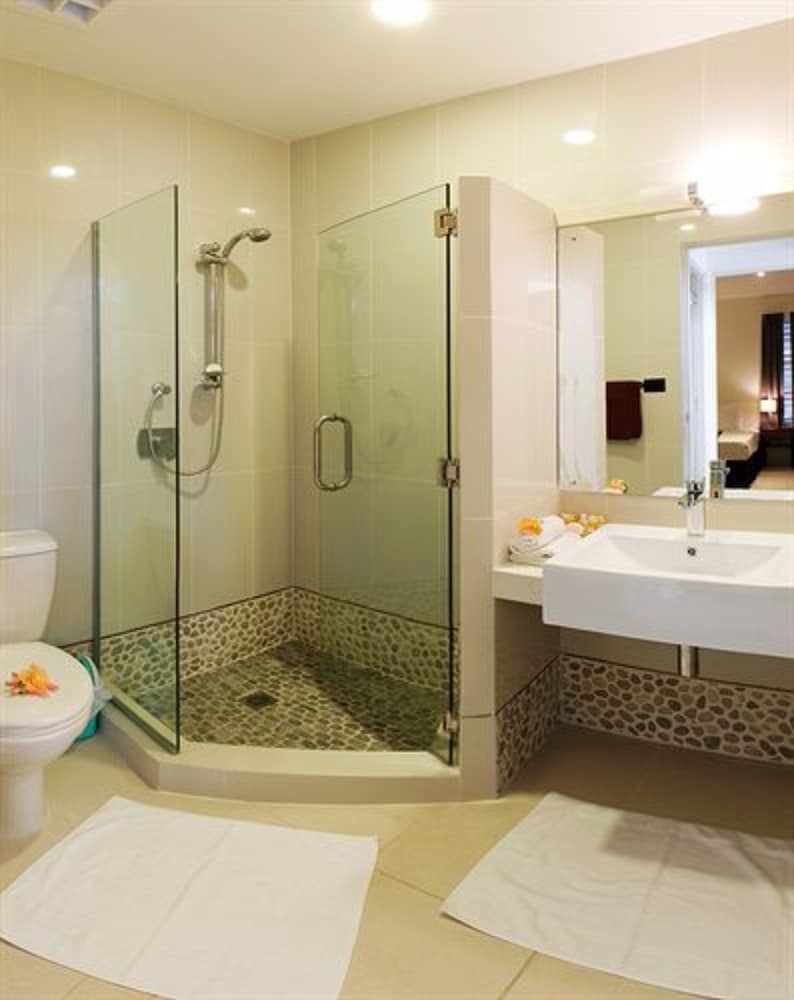 Tropical 3 Bedroom Apartment - Photo 2