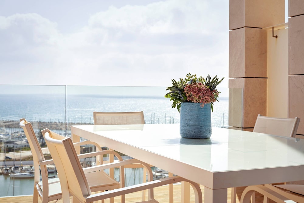 Two Bedroom Suite, 1 King & 1 Queen Beds, Sea View (Duplex Bi-Level Suite) thumbnail 5