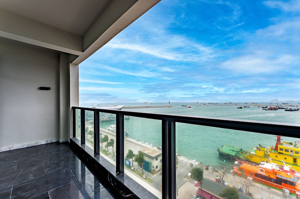 Standard Room, 1 King Bed, Balcony, Sea View photo 2