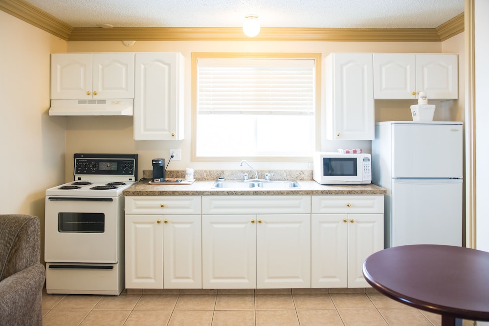 Junior Suite, 1 Queen Bed, Non Smoking, Kitchen photo 3