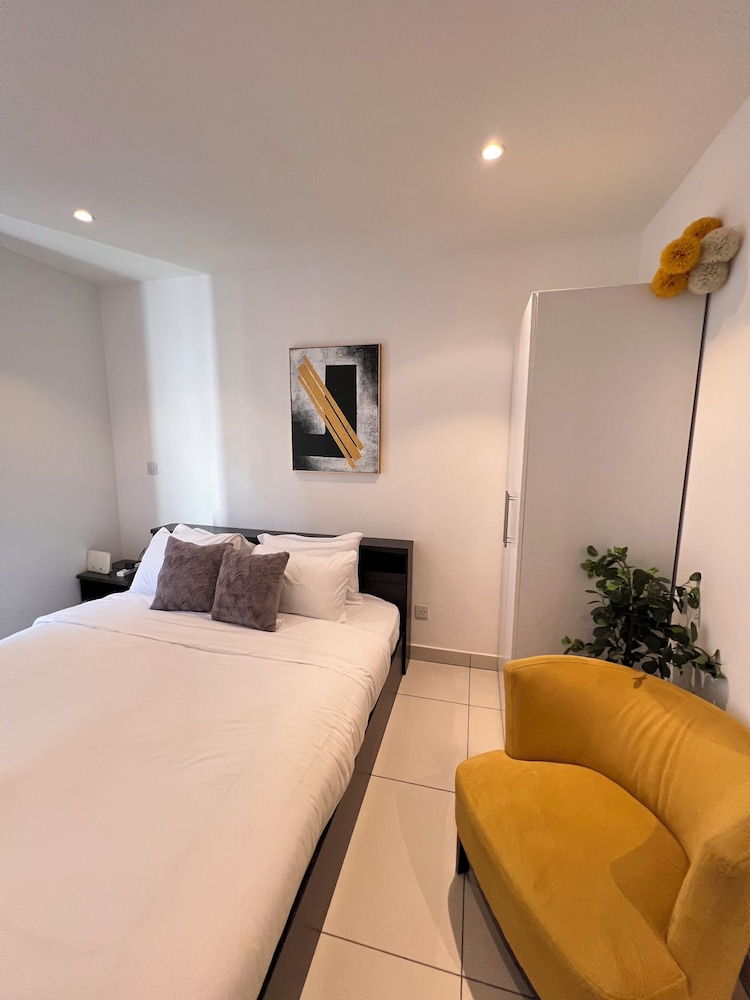Deluxe Studio Suite, 1 Queen Bed, Pets Allowed, Pool View