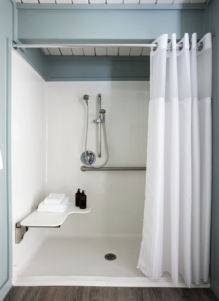 Classic Room, 1 Queen Bed, Mobility Accessible - Photo 4