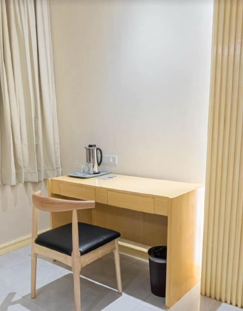 Deluxe Studio, 2 Twin Beds, City View photo 3