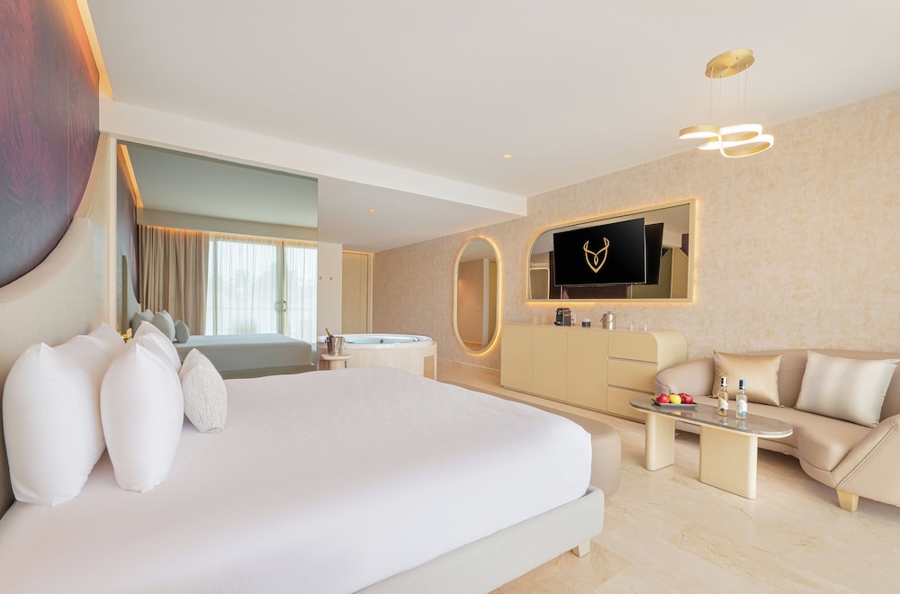 Beloved Tropical View Jacuzzi Suite
