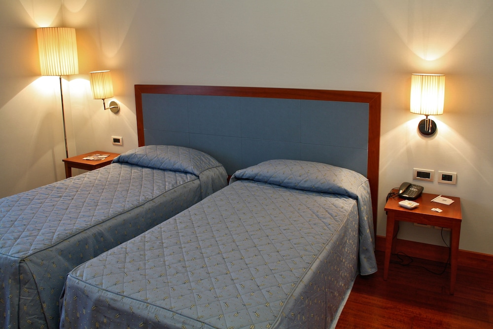Standard Double or Twin Room - Photo 2