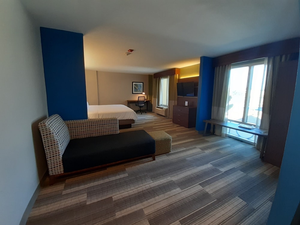 Suite, 1 King Bed, Accessible, Non Smoking (Communications) - Photo 3