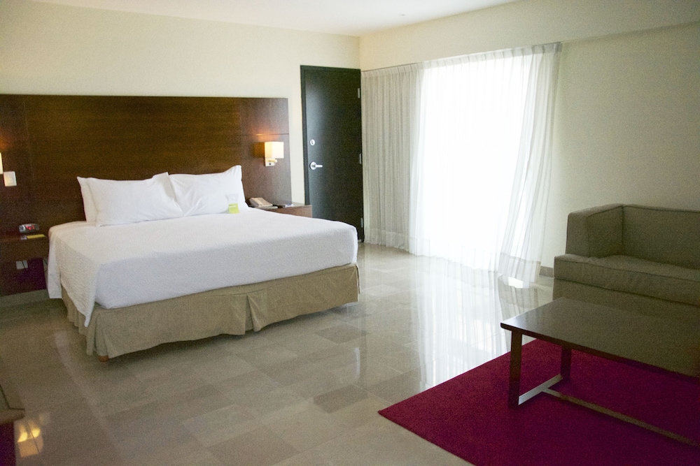 Suite, 1 King Bed with Sofa bed, Balcony, Partial Ocean View (Balcony) photo 2