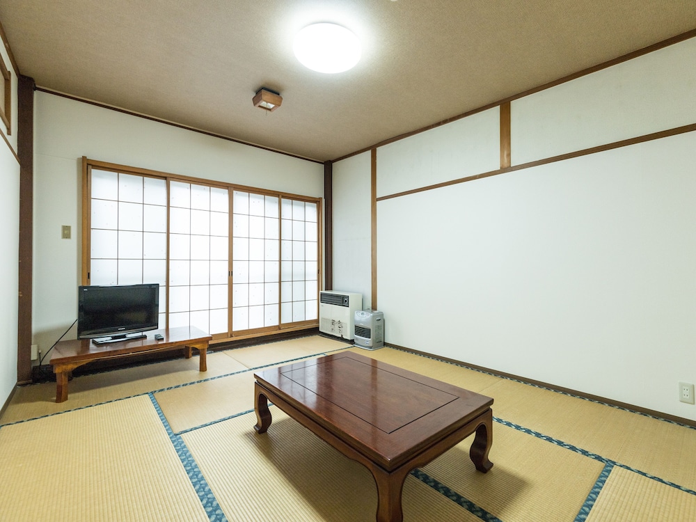 Japanese Room With Shared Washroom - Quadruple, Non Smoking