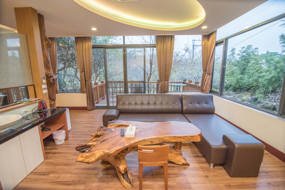 Grand Suite, 2 Queen Beds, Non Smoking, Garden View photo 1