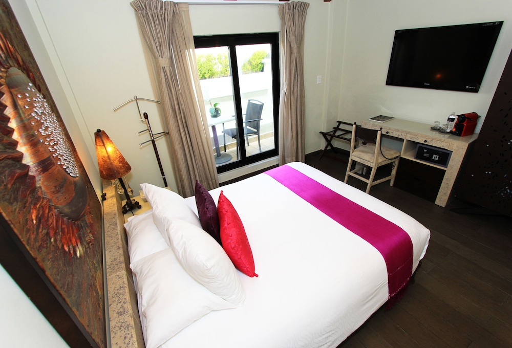 Deluxe Room, 1 Queen Bed photo 2