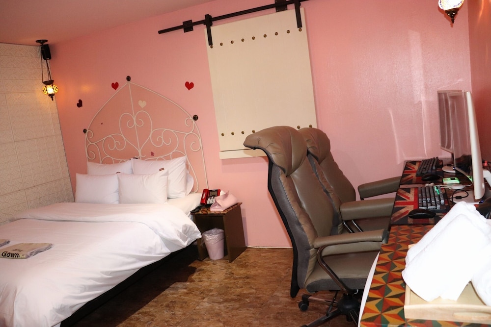 VIP Room - Photo 7