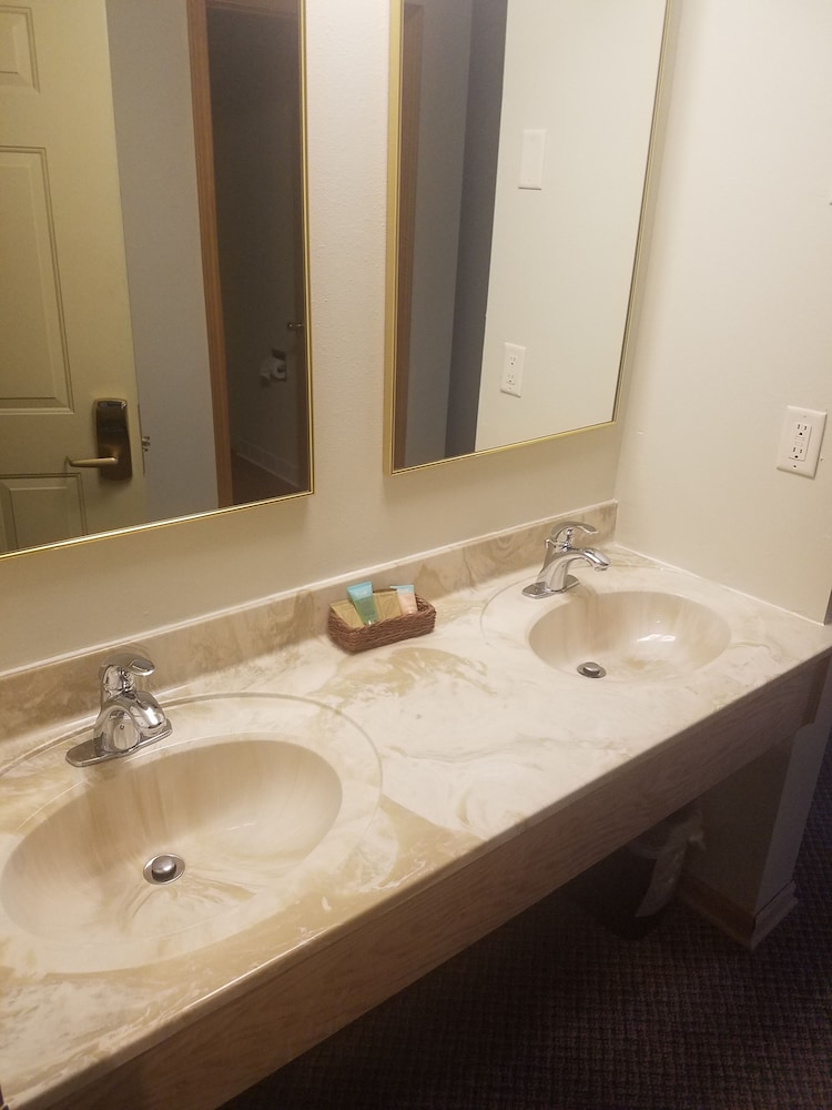 Superior Room, 1 King Bed, Jetted Tub, Mountain View photo 3