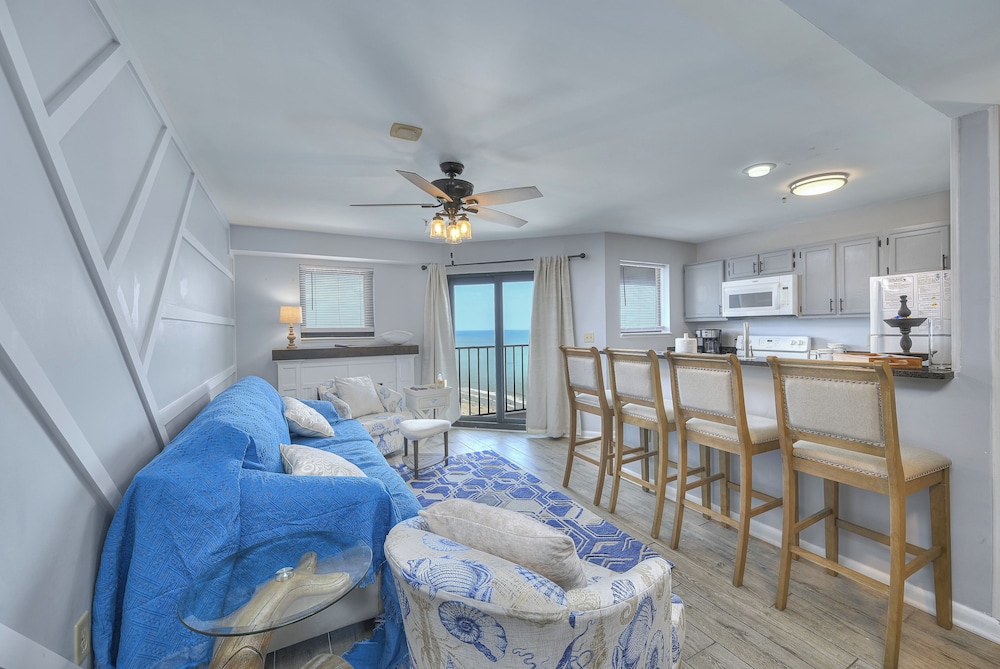 Deluxe Condo, 2 Bedrooms, Balcony, Ocean View (Renaissance Tower 2015)