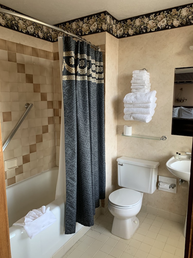 Deluxe Room, 1 King Bed photo 2