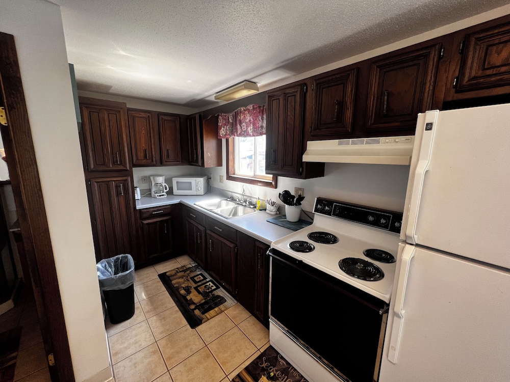 Queen Bed Full Kitchen (Steps Required) photo 3