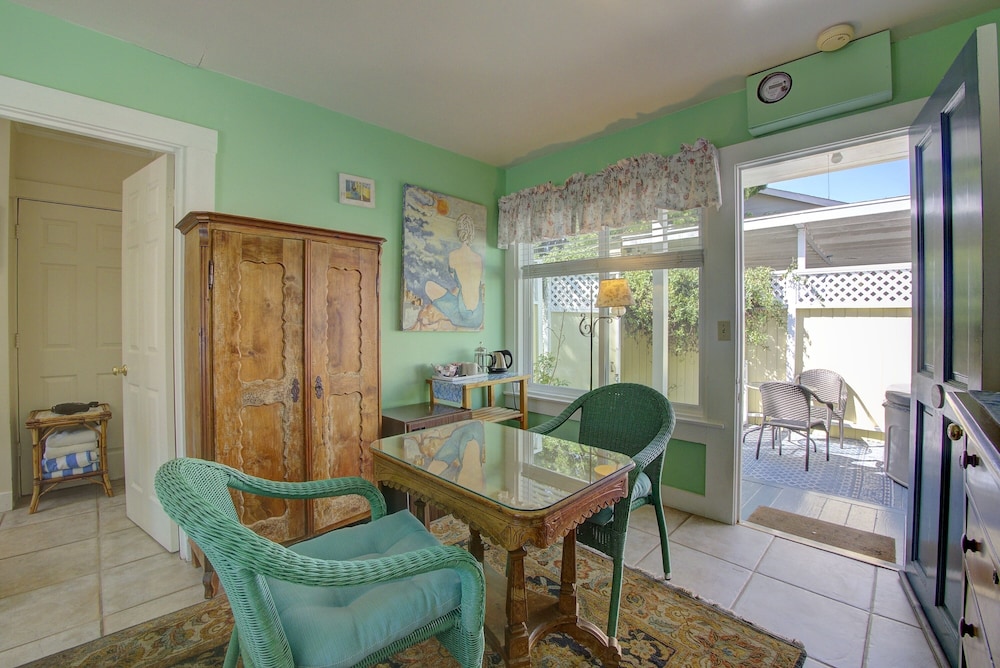 Room, Private Bathroom (Hummingbird) photo 3