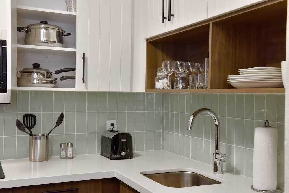 Suite, 1 Bedroom, Roll-in Shower, Kitchen (Communications Accessible) - Photo 8