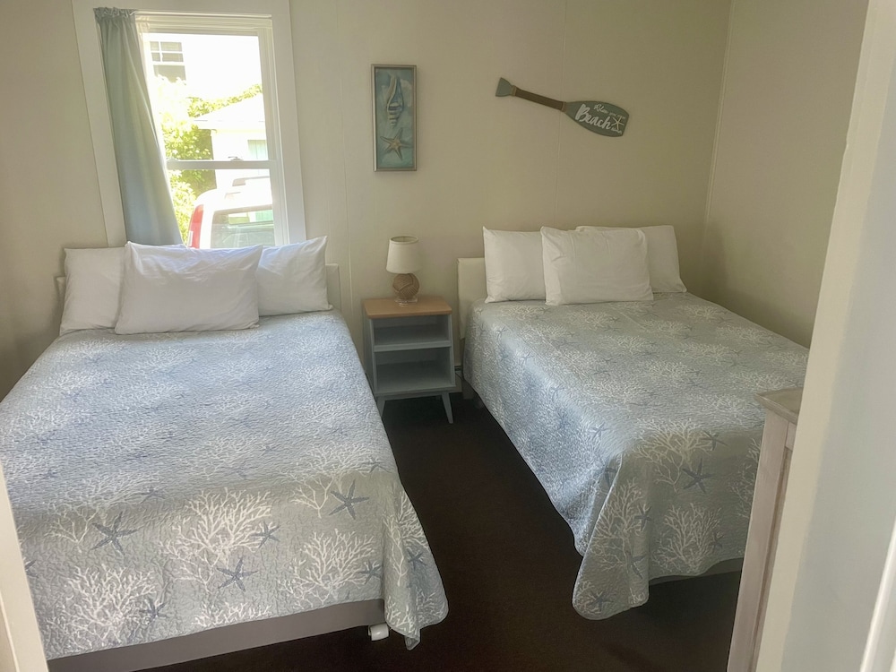 Apartment #6 - 1 bedroom, full kitchen, 2 baths, enclosed front porch, 1st floor photo 3