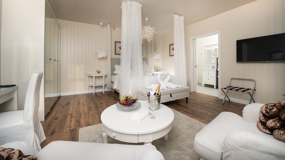 Junior Suite with Hot Tub Access - Photo 2
