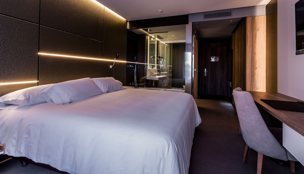 Premium Room (1 Person)