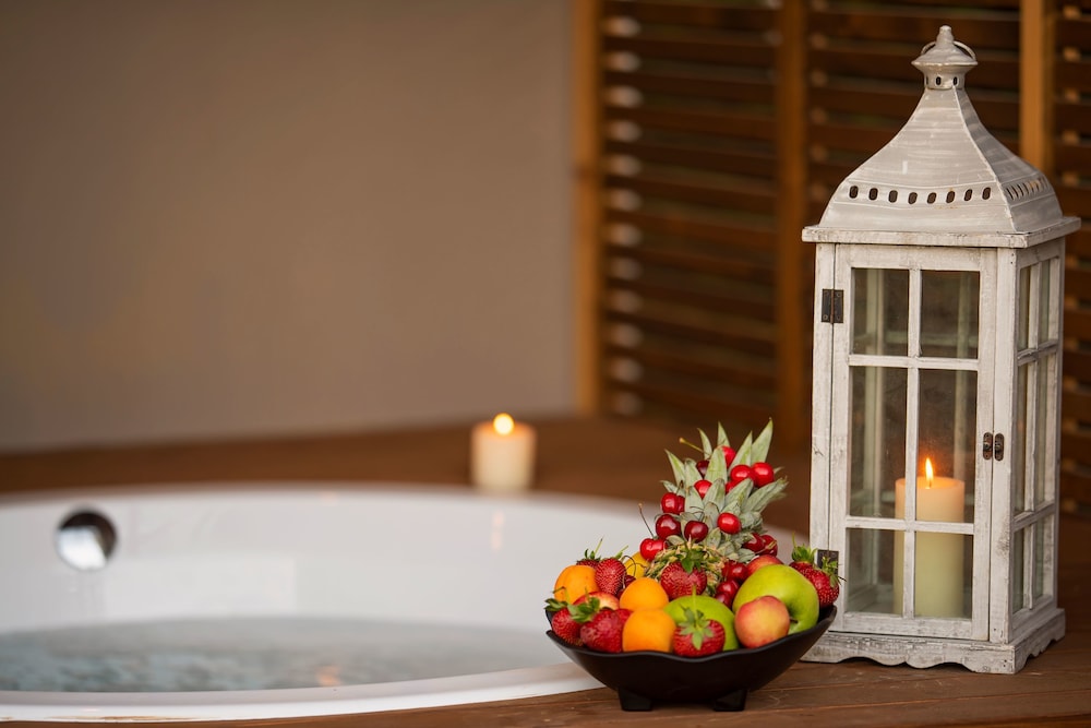 Honeymoon Room, 1 Double Bed, Jetted Tub, Poolside, photo 6