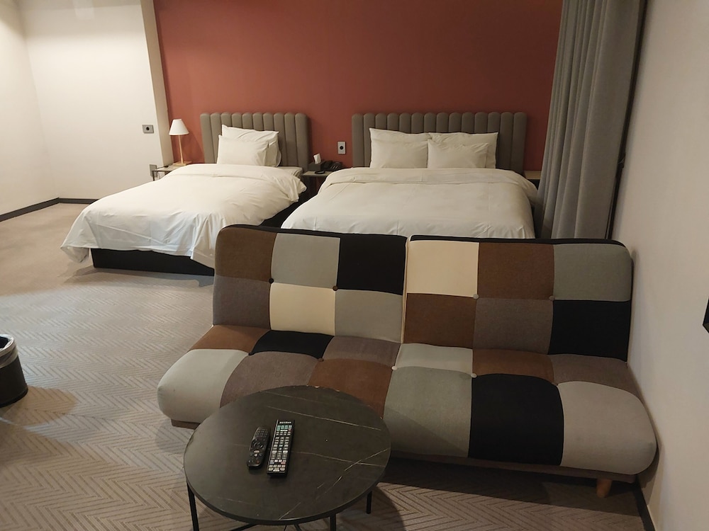 Suite, City View