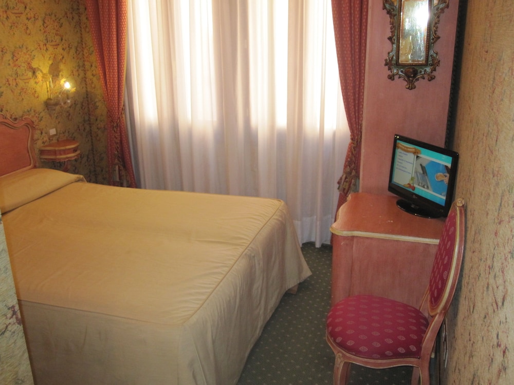 Economy Double or Twin Room photo 1