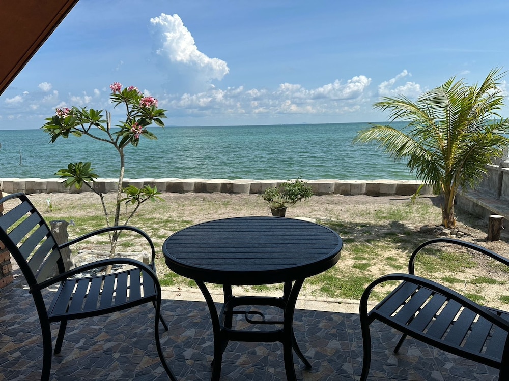 Deluxe Villa, 1 Queen Bed, Ocean View photo 2