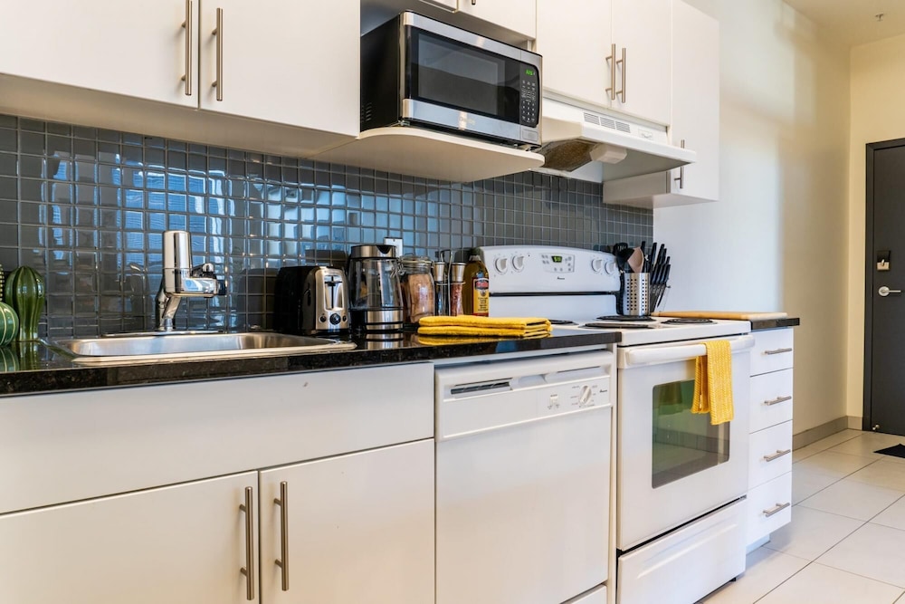 Comfy DT Loft w Parking Rooftop Patio BBQ Gym, 写真 25