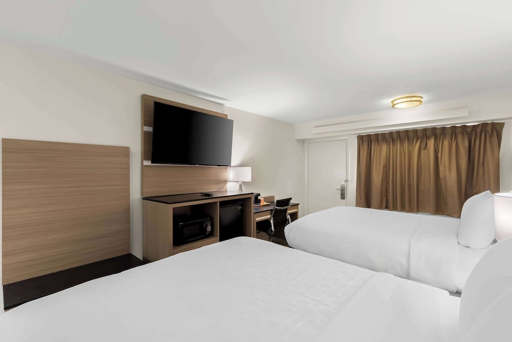 Standard Room, 2 Queen Beds, Non Smoking - Photo 4