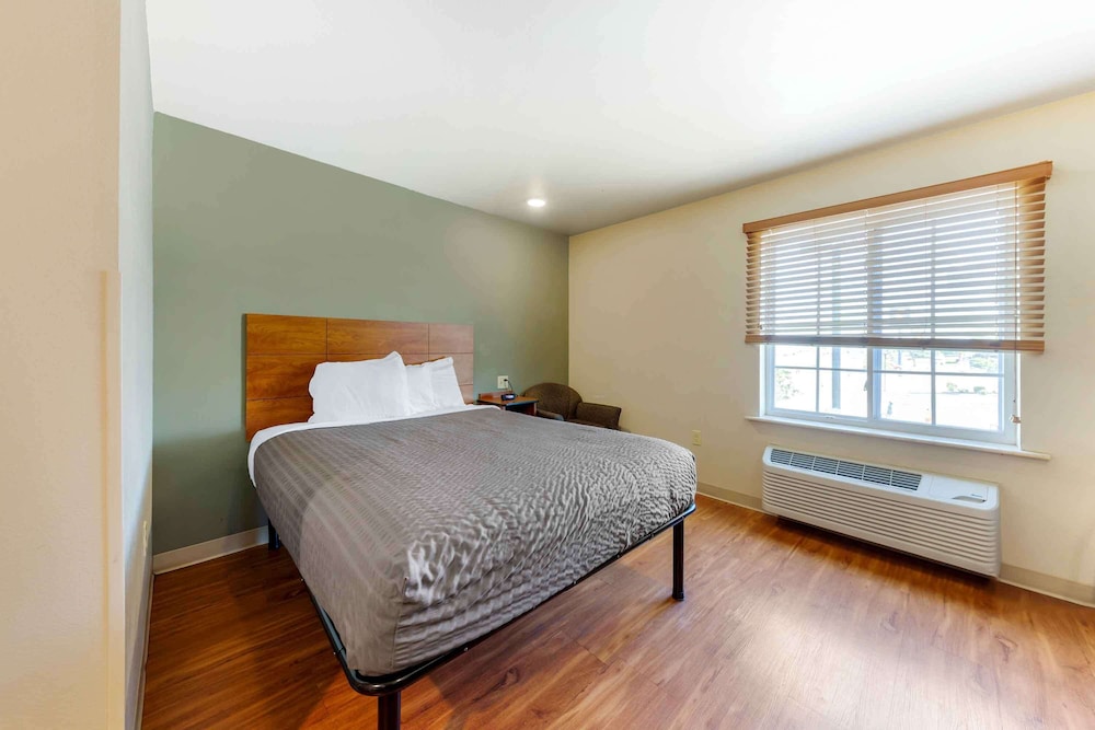 Standard Studio, 1 Queen Bed, Non Smoking, Refrigerator & Microwave photo 1