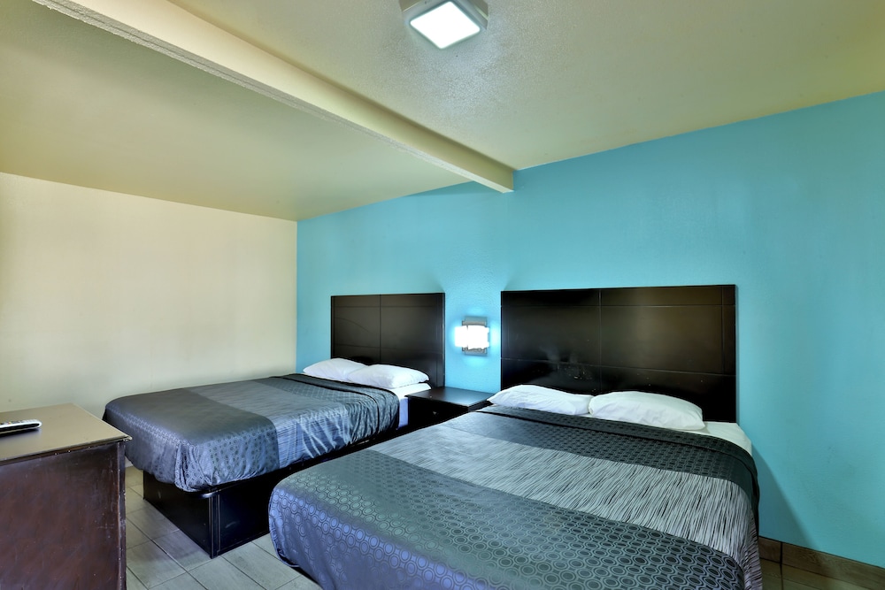 Room, 2 Queen Beds, Smoking - Photo 2
