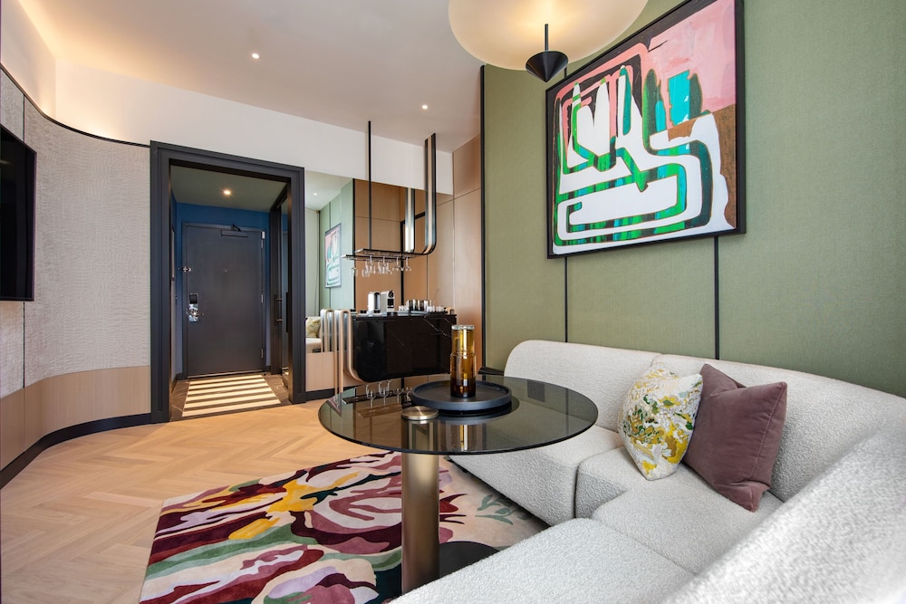 Suite, 1 King Bed, Park View (Urban)