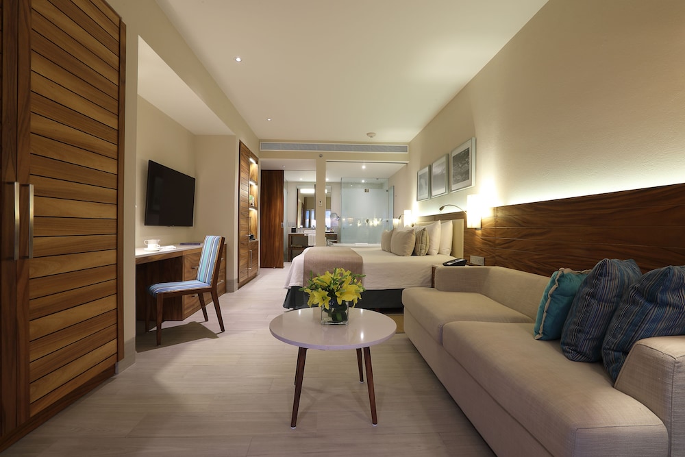 Deluxe Suite, 1 King Bed with Sofa bed, Ocean View - Photo 3