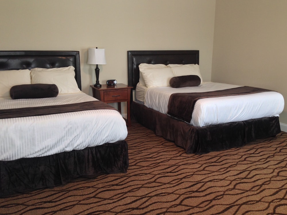 Pelham Suite, 2 Queen Beds, Kitchenette, ADA, Ground Floor, Poolside/No Ocean View photo 1