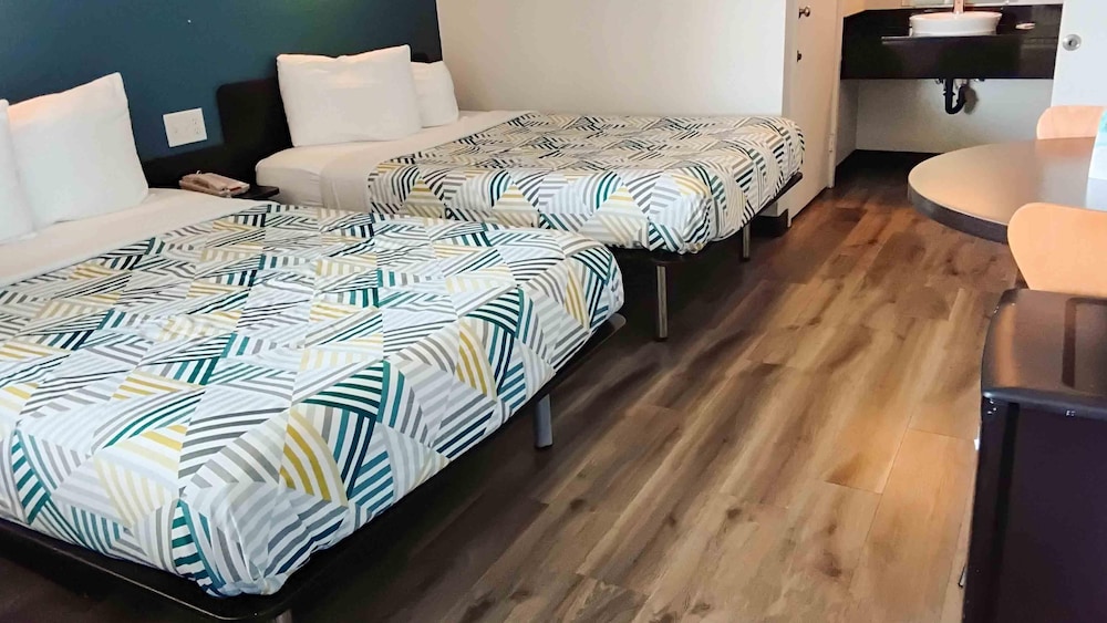Deluxe Room, 2 Double Beds, Non Smoking, Refrigerator & Microwave photo 2