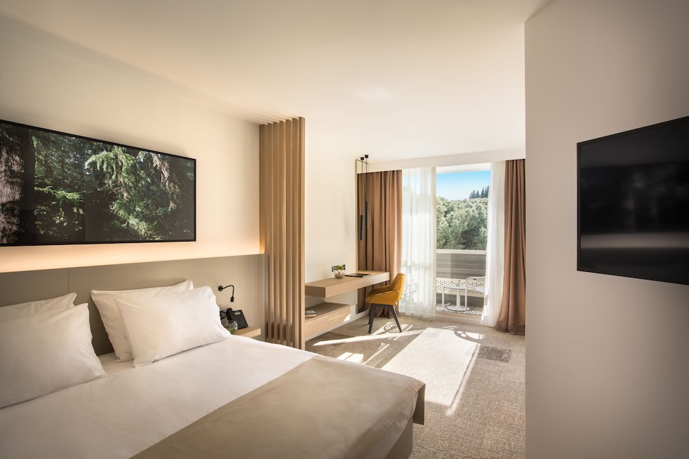 Family Room, 2 Bedrooms - Photo 4
