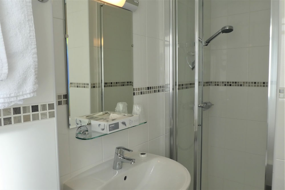 Double or Twin Room - Photo 3