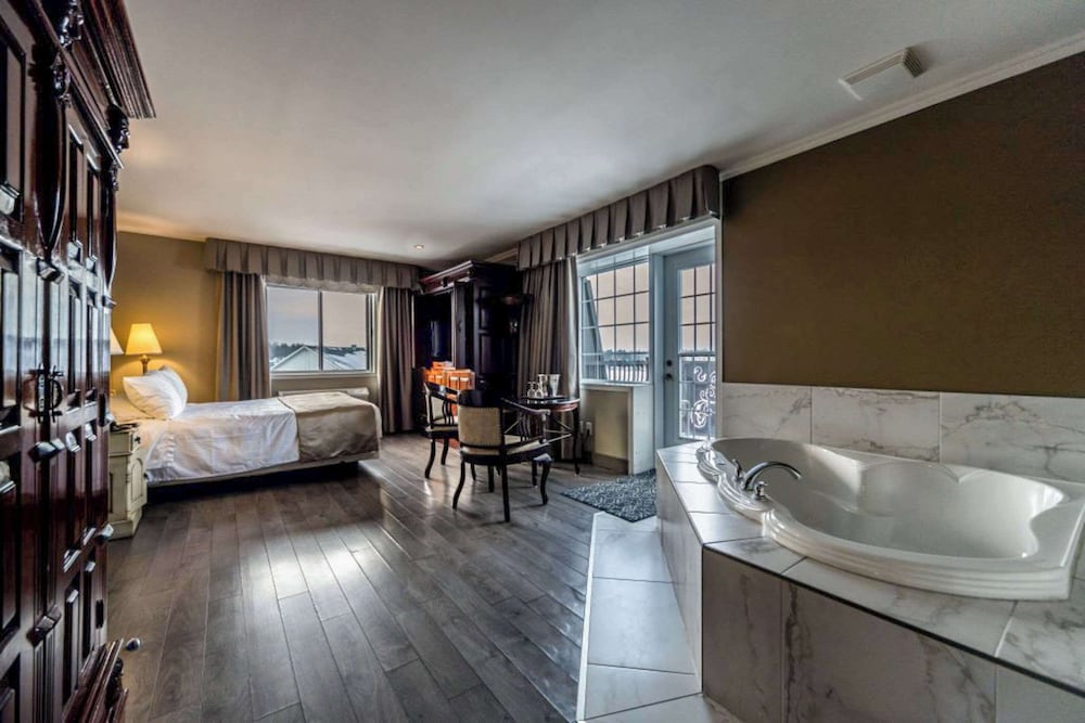 Suite, 1 Queen Bed, Non Smoking photo 3