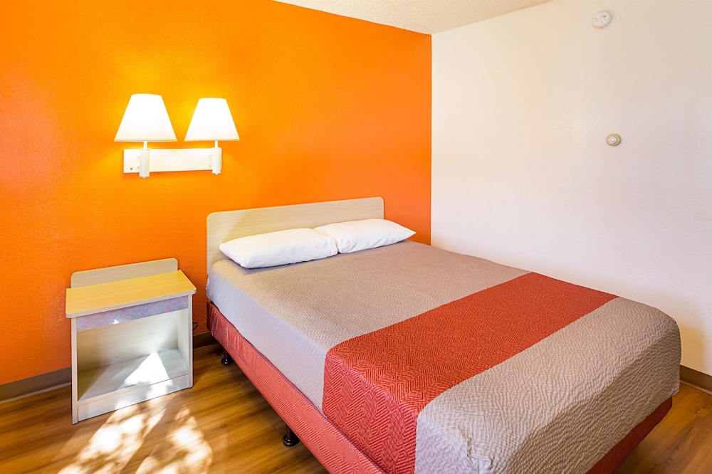 Deluxe Room, 1 Queen Bed, Non Smoking, Refrigerator & Microwave photo 3