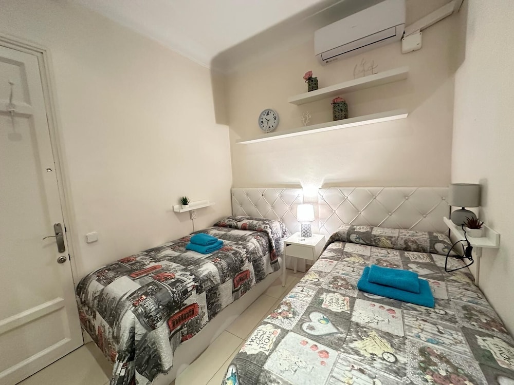 Twin Room, Shared Bathroom photo 2