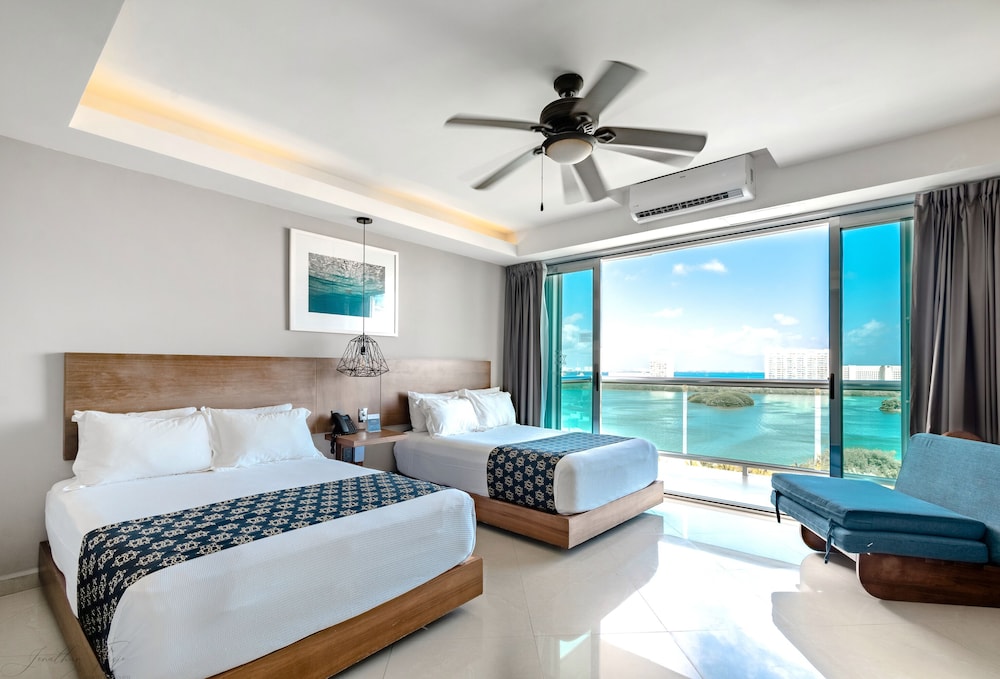 Standard Room, 2 Double Beds, Lagoon View photo 3
