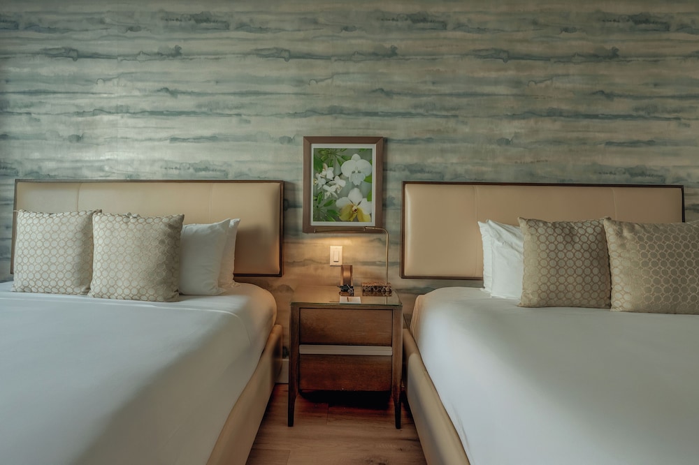 Deluxe Room (Queen) - Photo 1