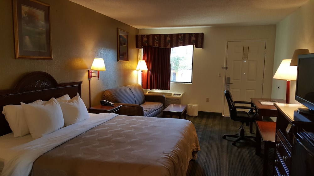 Standard Room, 1 King Bed, Non Smoking - Photo 6