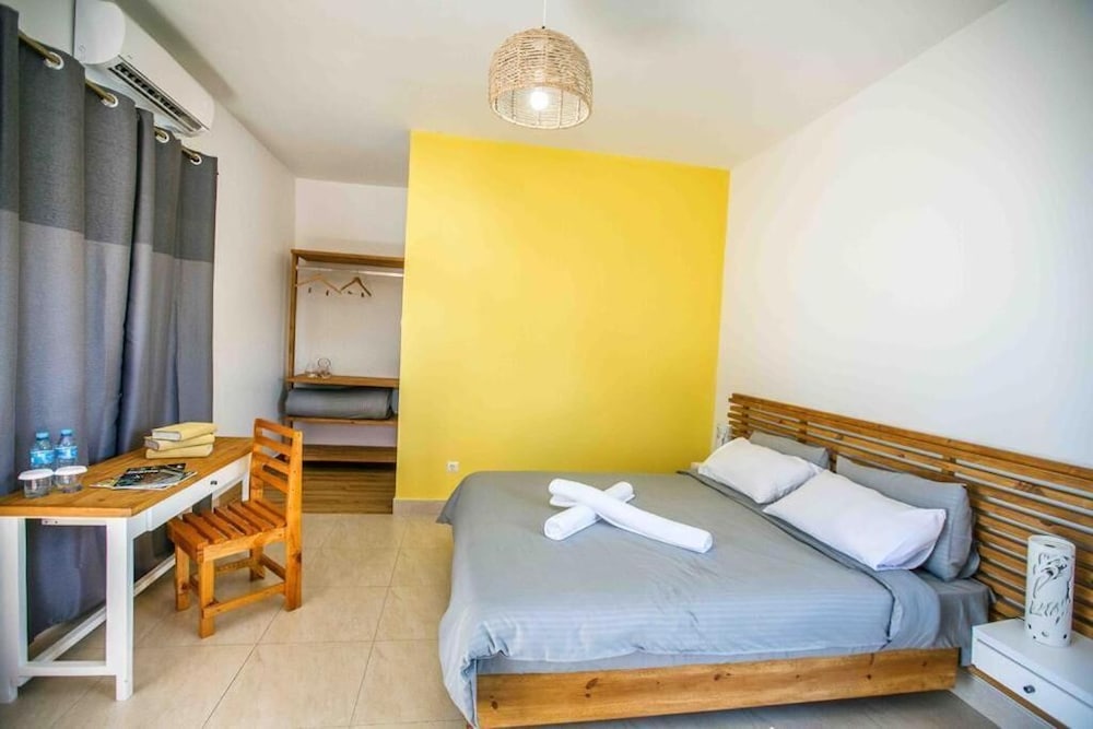 Premium Room, 1 King Bed, Non Smoking, Sea View photo 2