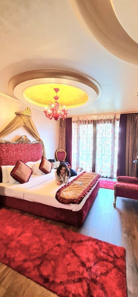 Honeymoon Room, 1 King Bed photo 3