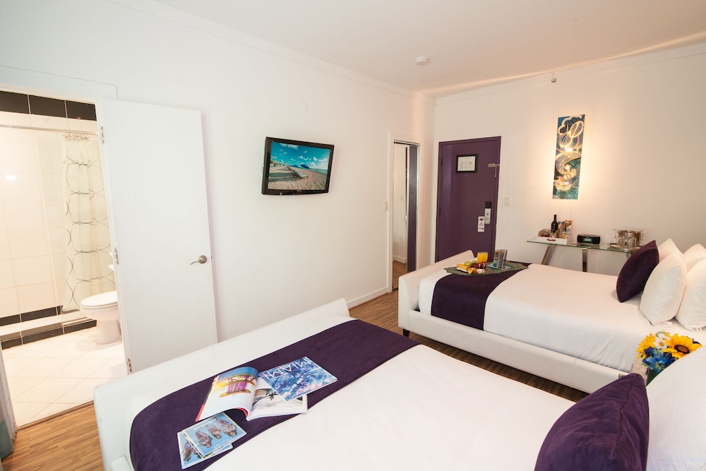 Standard Double Queen Room - Photo 6