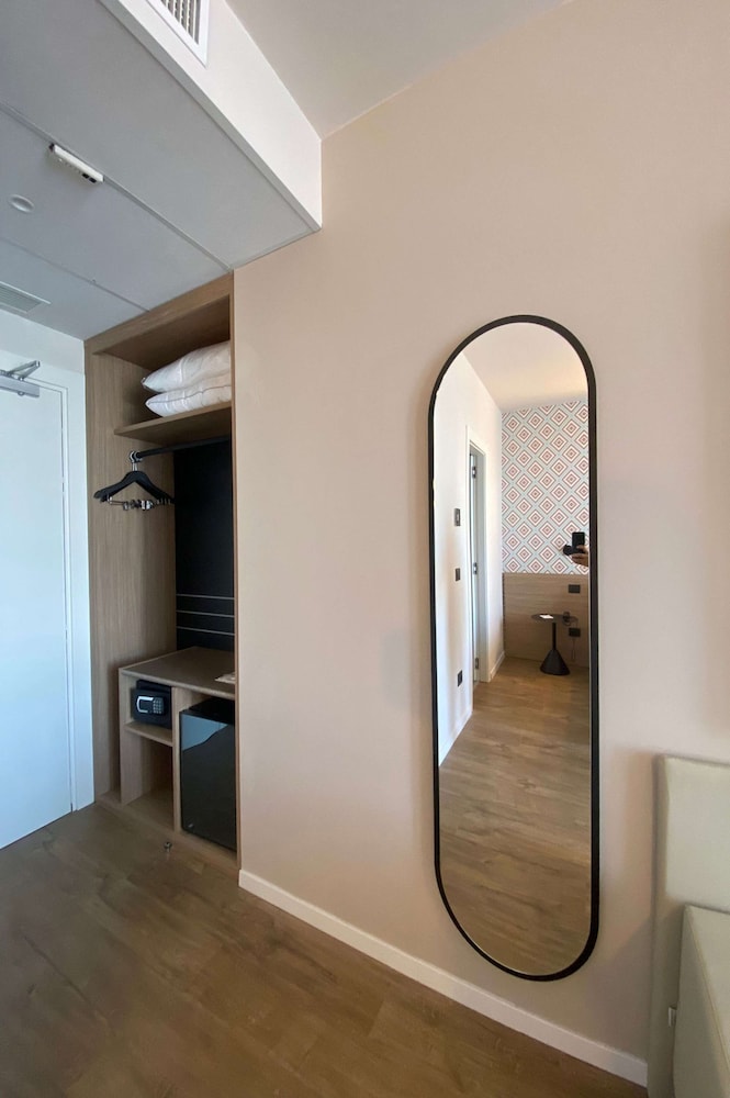 Comfort Room, Multiple Beds, Non Smoking (Converts to 2 Twin Beds) - Photo 5