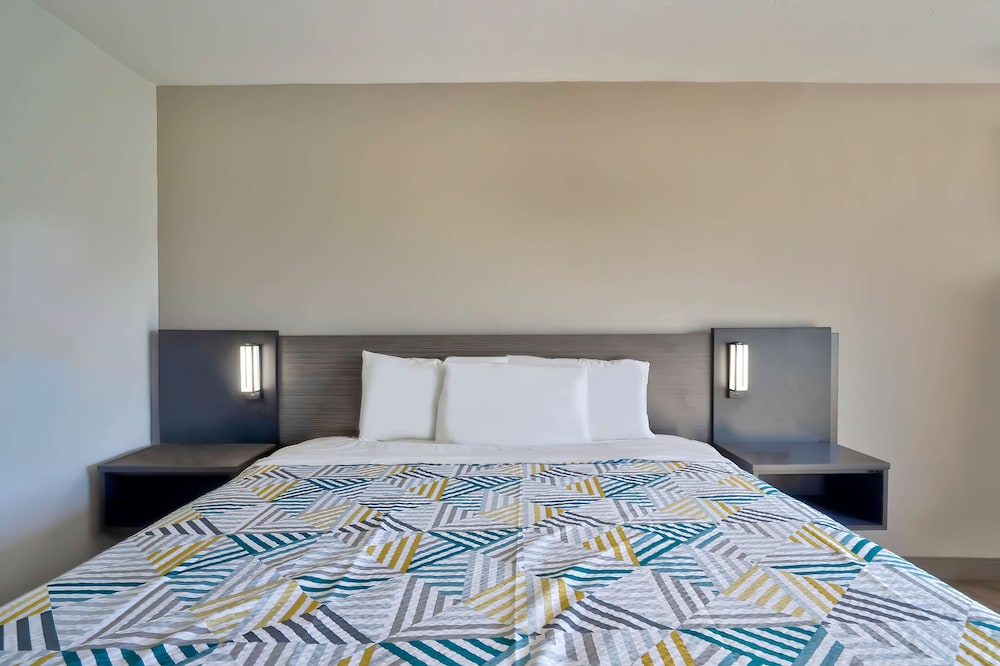 Deluxe Room, 1 King Bed, Non Smoking, Refrigerator photo 3