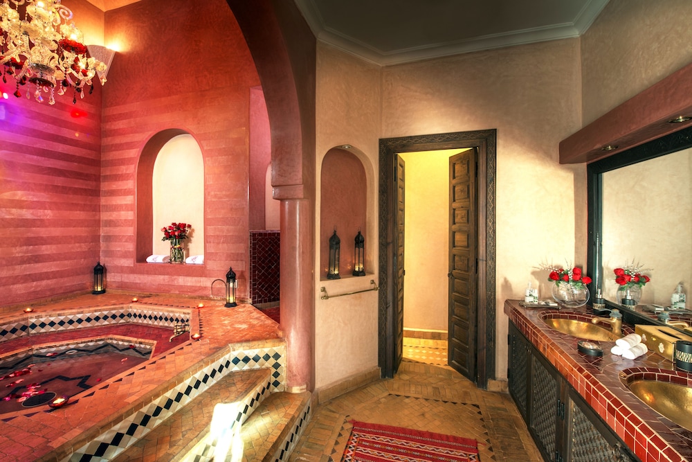 Honeymoon Suite, Hot Tub - Photo 3